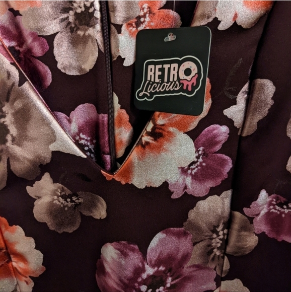 Retrolicious Floral Dress - Picture 3 of 4